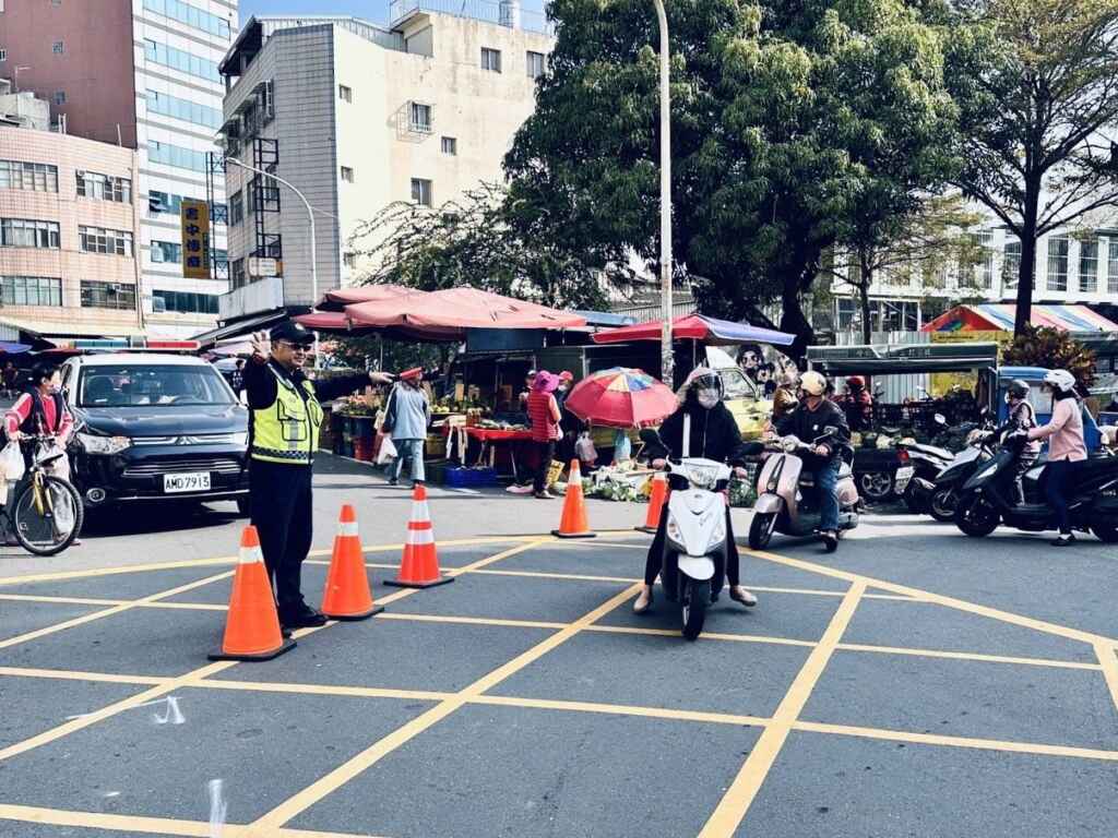 斗六分局同步在雲林路與中山路口等交通管制。(記者廖承恩翻攝)
