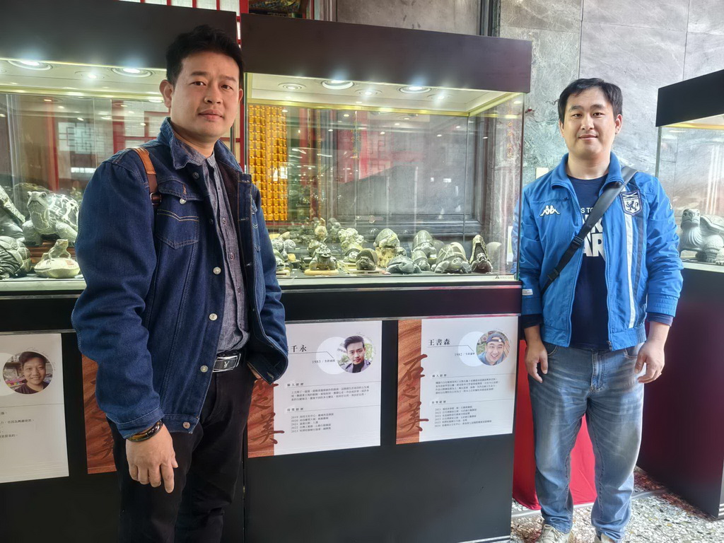 南投縣日月潭文武廟即日起至2月28月舉辦「台灣原石文創平安龜聯展」，64名作者以烏龜象徵長壽與吉祥，呈現台灣石雕藝術的多樣風貌。▲（記者蘇彩娥攝）