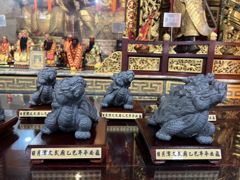 南投縣日月潭文武廟即日起至2月28月舉辦「台灣原石文創平安龜聯展」，64名作者以烏龜象徵長壽與吉祥，呈現台灣石雕藝術的多樣風貌。並提供限量66隻平安龜石雕藝術品與信眾結緣。▲（記者蘇彩娥攝）