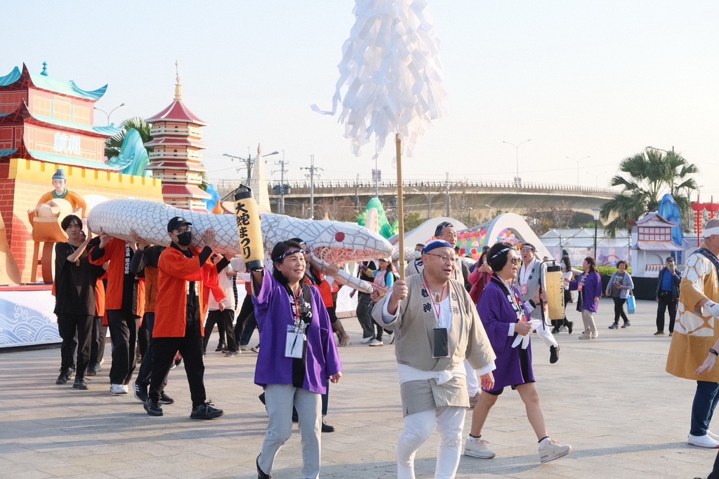 2025南投燈會開幕前，由日本群馬縣老神溫泉協會的大蛇祭活動首先為開幕預熱，一條巨大的白蛇穿梭在整個會場，炒熱活動氣氛。▲（記者蘇彩娥攝）