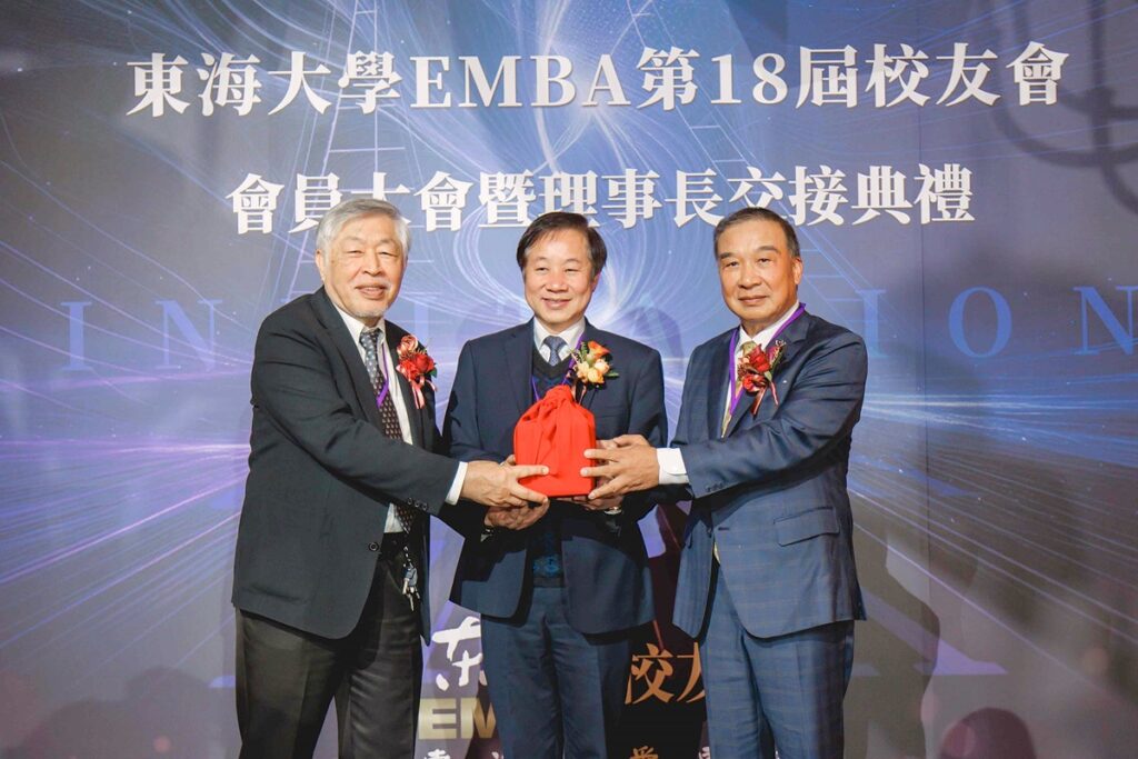 第18屆理事長林正雄(右)在東海大學校長張國恩(中)監交下,自第17屆理事長孫國明(左)手中接下印信。(圖/東海大學提供)