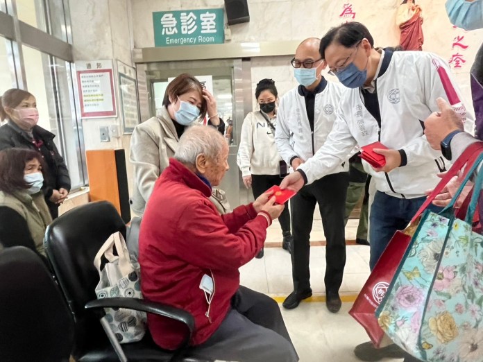 聖保祿醫院春節堅守崗位 張善政發福袋慰問醫護人員 78 B48B20D5 0B22 4E39 A155 63DFCE02EEC3