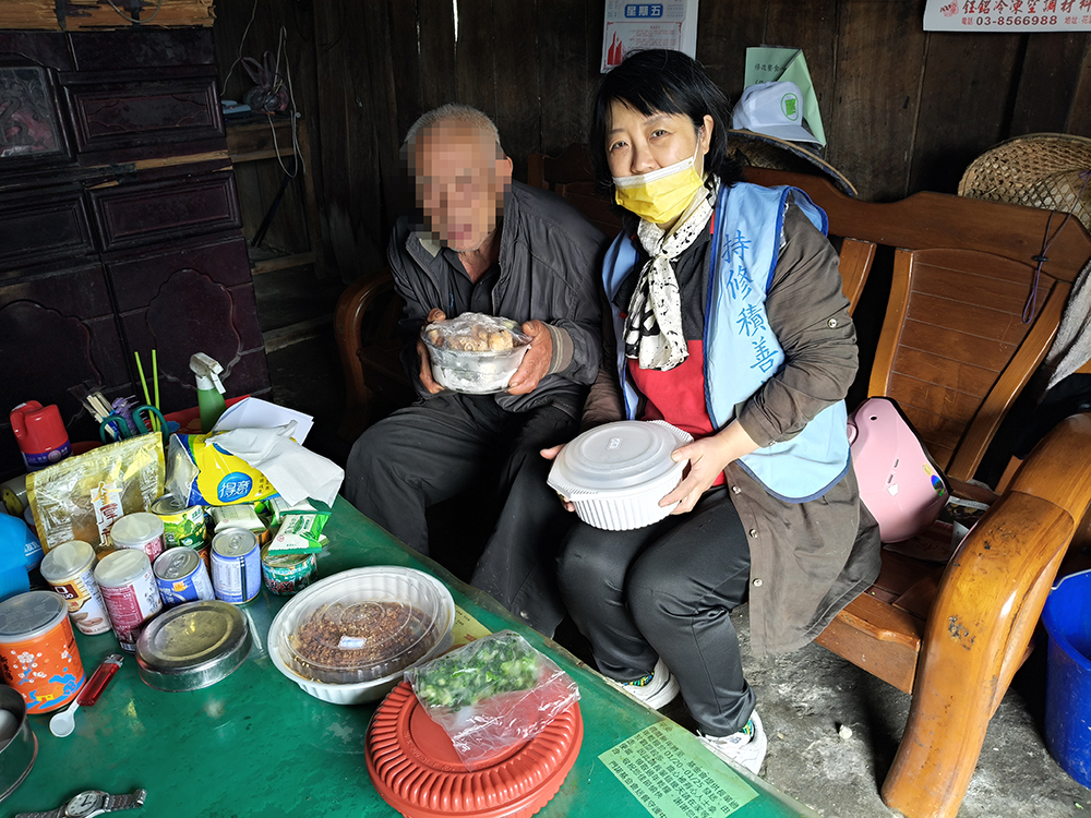▲訪員將愛心年菜擺放在桌上。