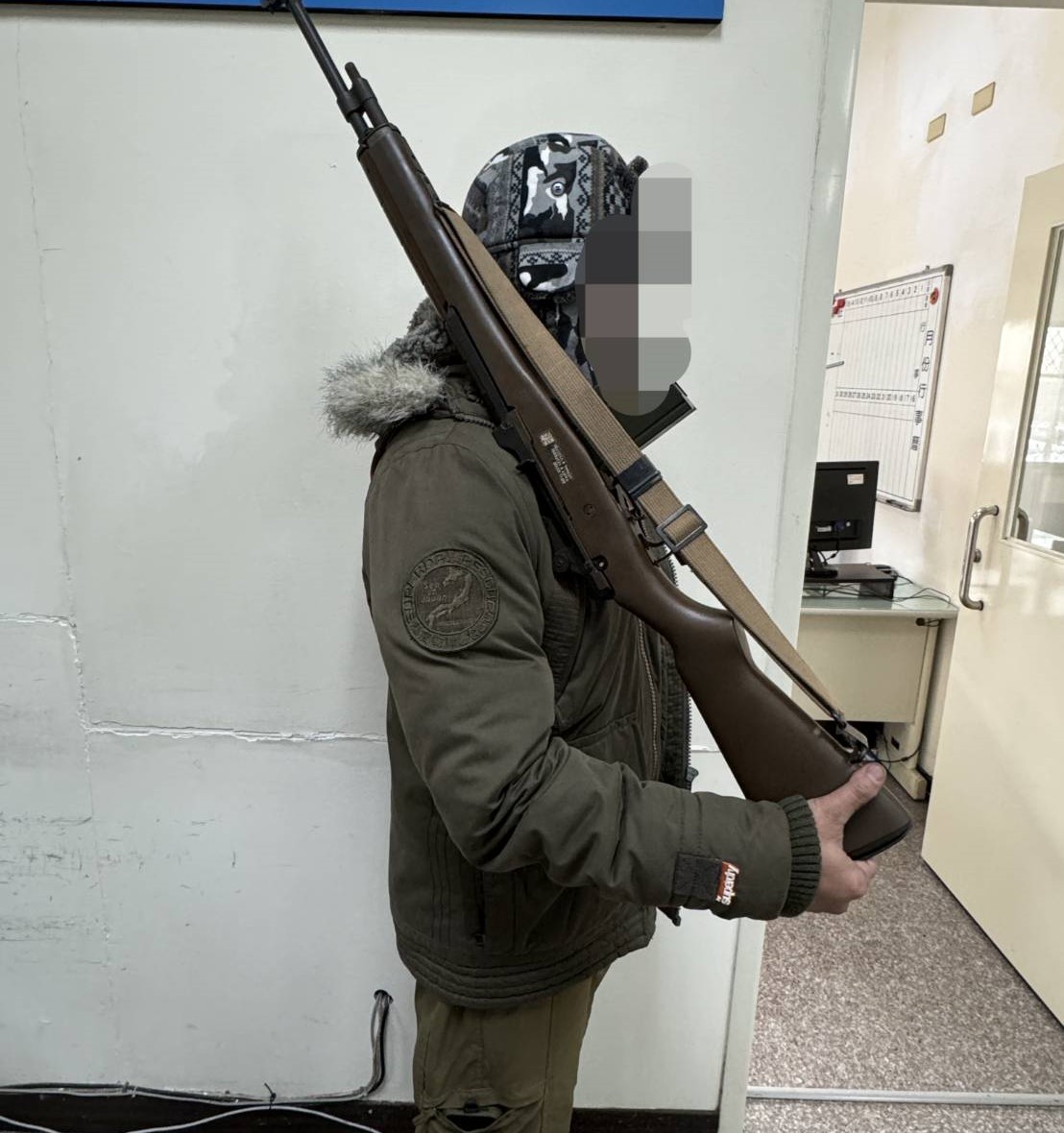 男子手持長槍於武嶺亭站哨 警方:已請至偵查隊說明 - https://www.watchmedia01.com
