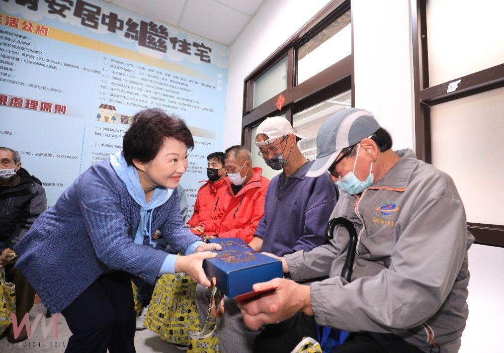 歲末寒冬送暖　小年夜前關懷街友 市長盧秀燕: 春節社福服務不打烊 - https://www.watchmedia01.com