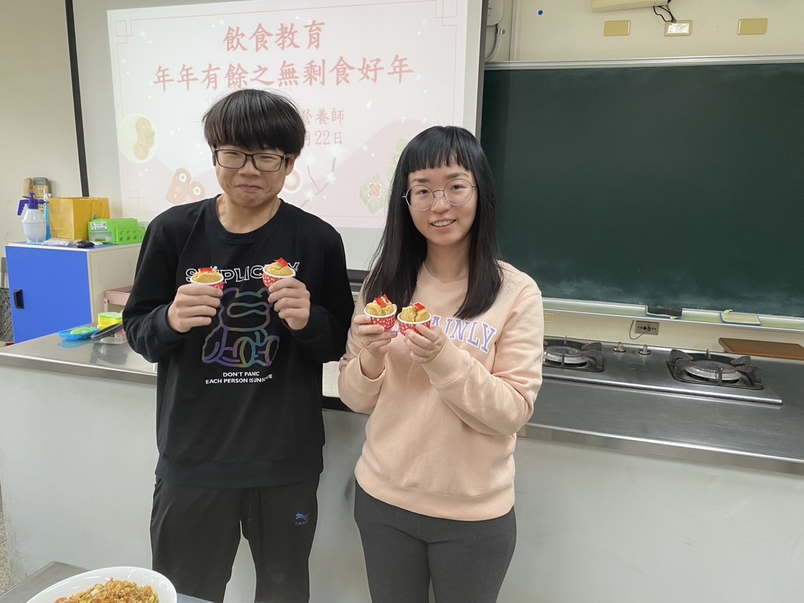 學生說明每道年菜的意義,與地方的連結。