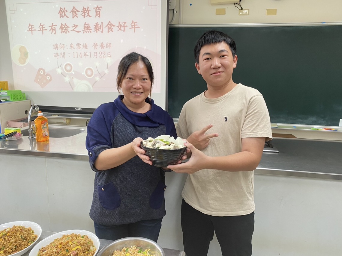 學生說明每道年菜的意義,與地方的連結。