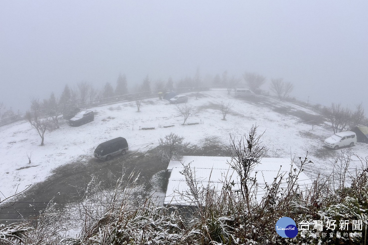 拉拉山降下2025年初雪，觀旅局提供線上賞雪，呼籲追雪注意保暖 與安全。<br /><br /> 