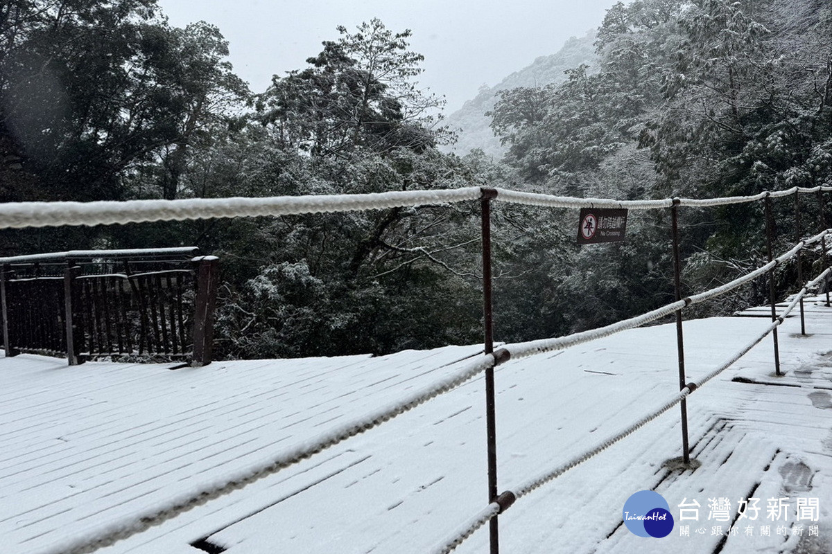 拉拉山降下2025年初雪，觀旅局提供線上賞雪，呼籲追雪注意保暖 與安全。<br /><br /> 
