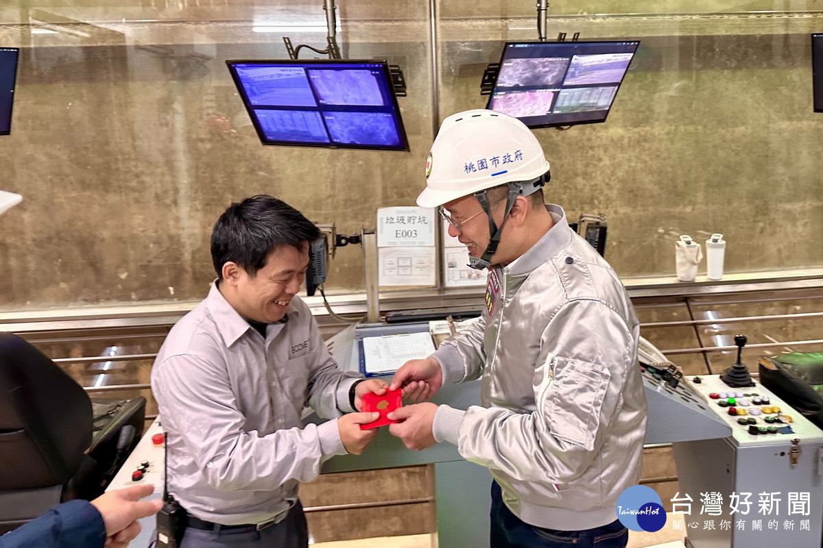 桃園市清潔隊員不畏超強寒流出勤服務,副市長蘇俊賓赴焚化爐慰勉發放福袋。