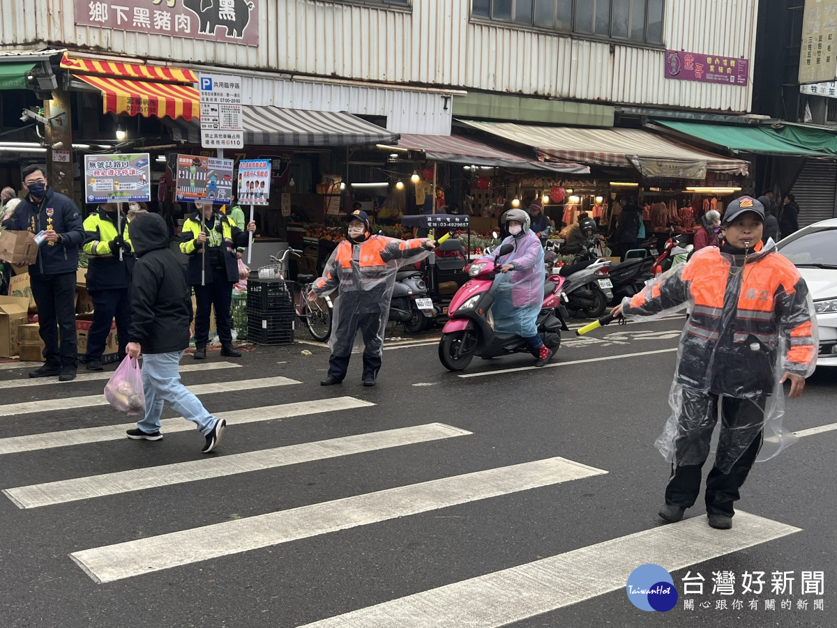 小年夜人潮現，壢警暖心提醒替代道路。