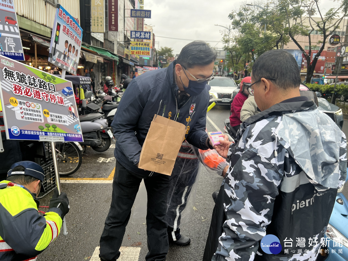 小年夜人潮現,壢警暖心提醒替代道路。