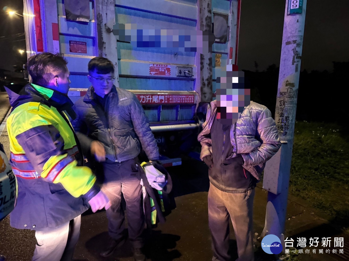 失智翁獨自遊蕩，警積極調閱監視器順利尋回。