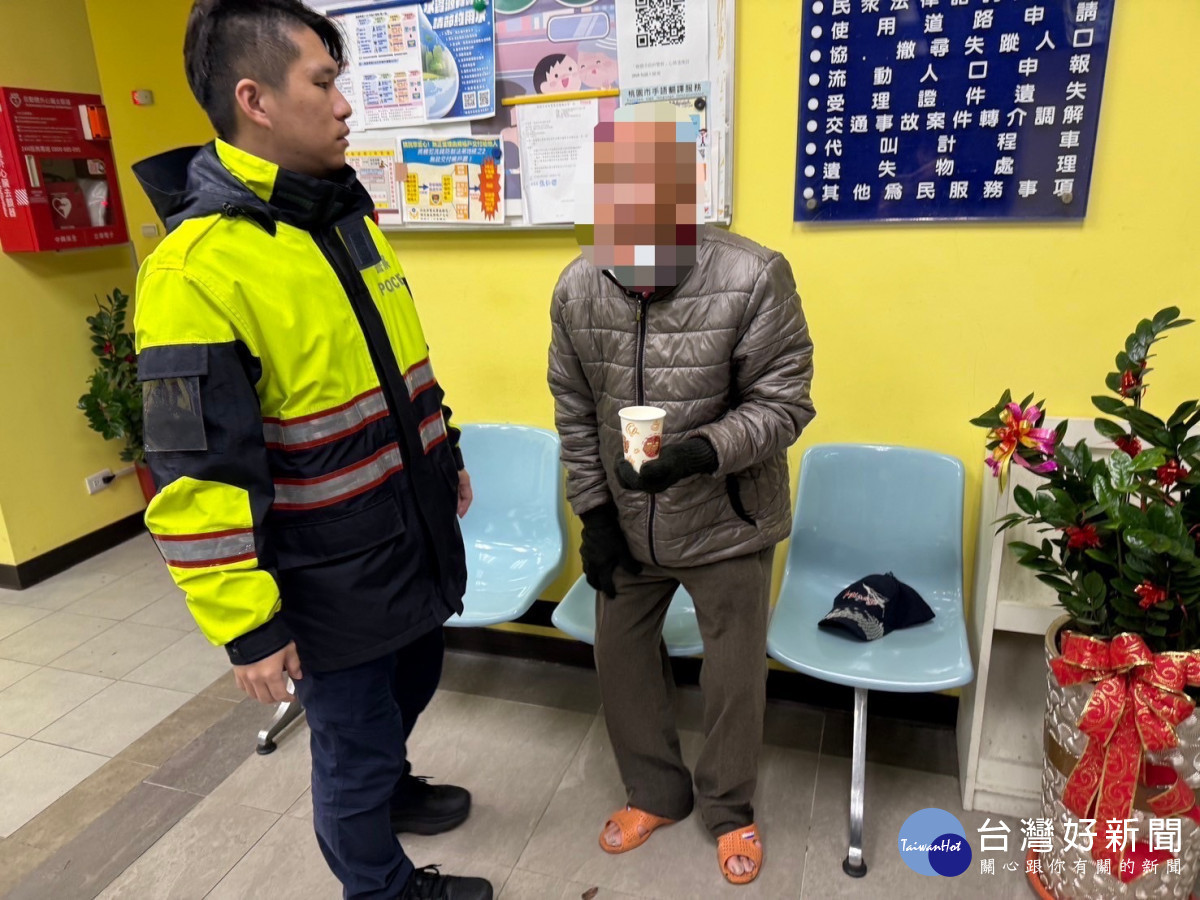 失智翁獨自遊蕩,警積極調閱監視器順利尋回。