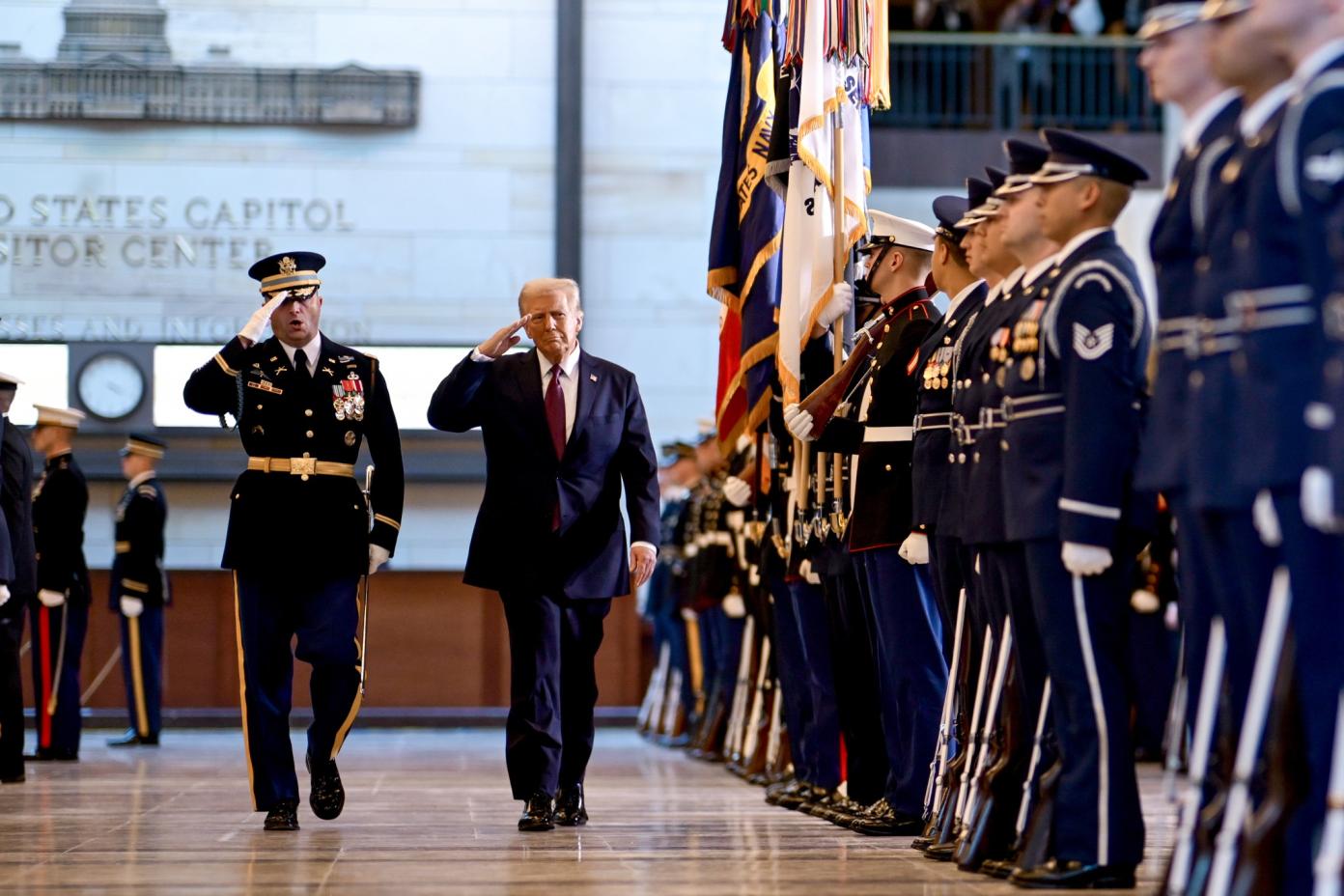 川普就職隔日即對外宣示將提高關稅,展現強硬態度。翻攝President Donald J. Trump粉專