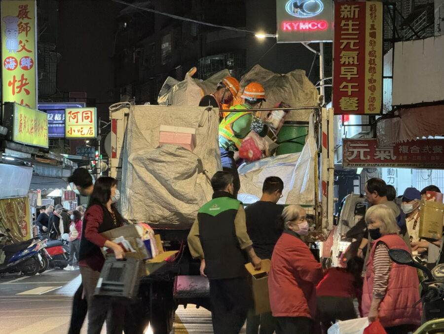 圖/玻璃及陶瓷類請妥善打包後,再交給清潔隊員回收,避免造成人員割傷;照片為資源回收的示意圖。(新北市環保局提供)