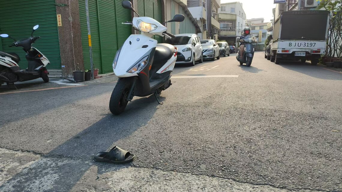坐友人機車 拖鞋掉了竟然未察覺 請留意老年痴呆!