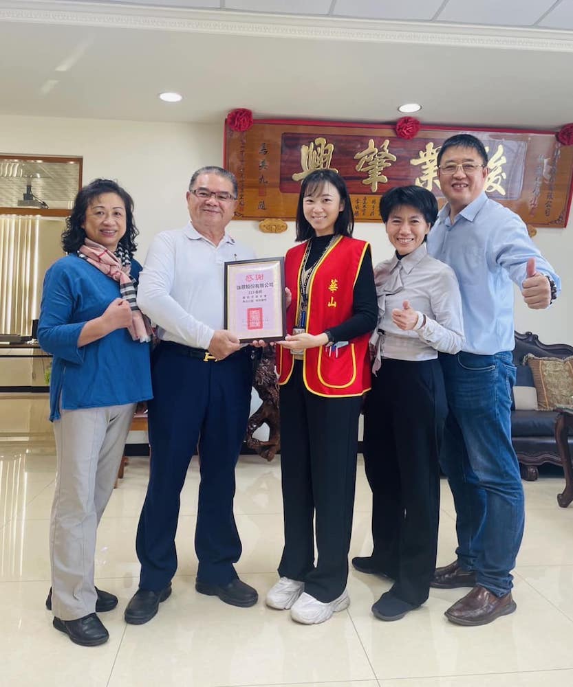 ▲華山基金會(中)感謝洪崇文董事長賢伉儷(右)及林銘賢董事長賢伉儷(左)。(圖/記者陳惲朋翻攝)
