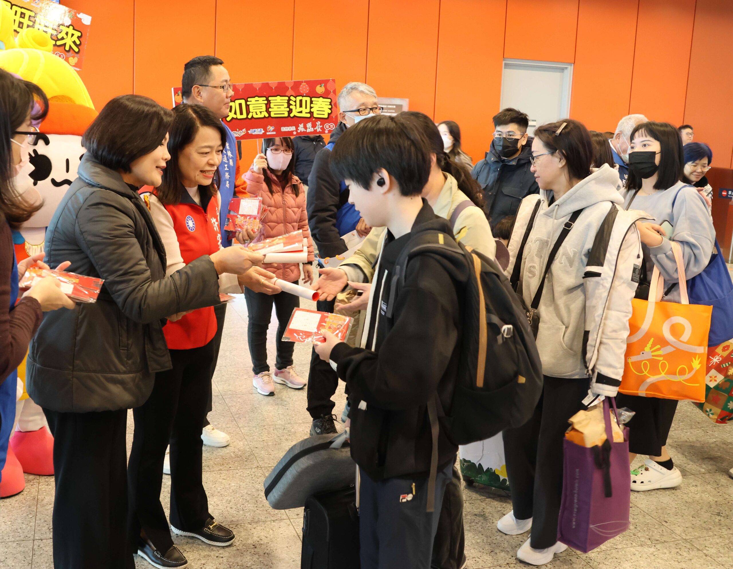 張麗善高鐵雲林站迎返家鄉親 致贈福袋祝賀社富民安