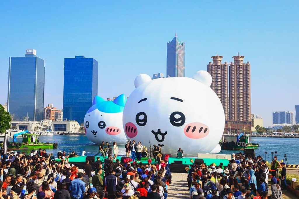 ▲活動以最盛大、隆重的水門迎賓儀式，由台灣之光運動選手們，吳佳穎、黃亭茵、高展宏、謝宗廷以及陳柏清搭乘海上遊艇超跑，領航吉伊卡哇及小八貓入港。（高雄市政府提供）