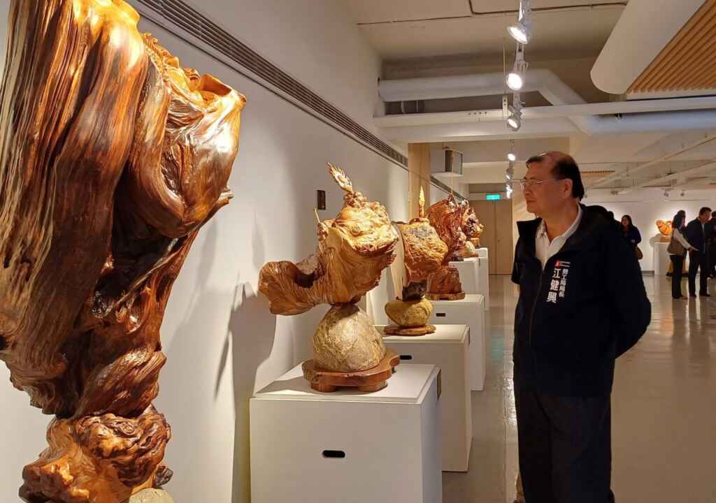 ▲勞工局江健興局長觀展。（高雄市政府勞工局提供）