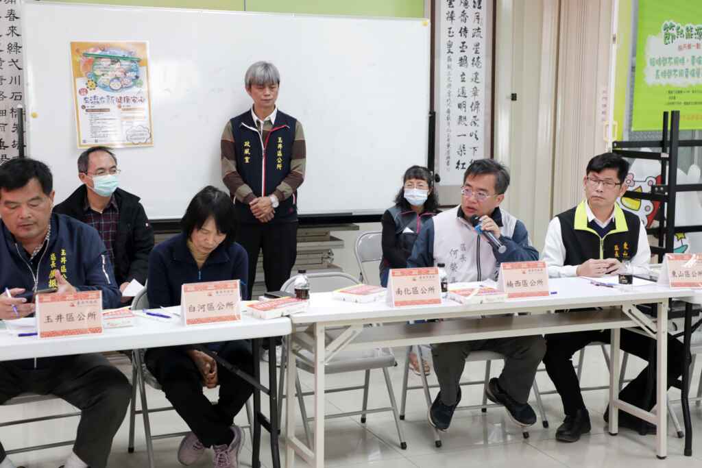 臺南市長黃偉哲率市府團隊就地成立前進指揮中心，副市長、秘書長等府層主管進駐指揮，市府相關單位也總動員全力支援。
