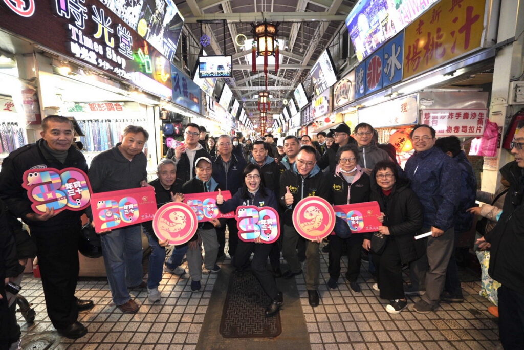 華西街夜市攤商與林奕華副市長開心合影