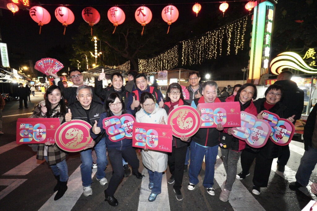 廣州街夜市攤商開心與林奕華副市長拜年合影