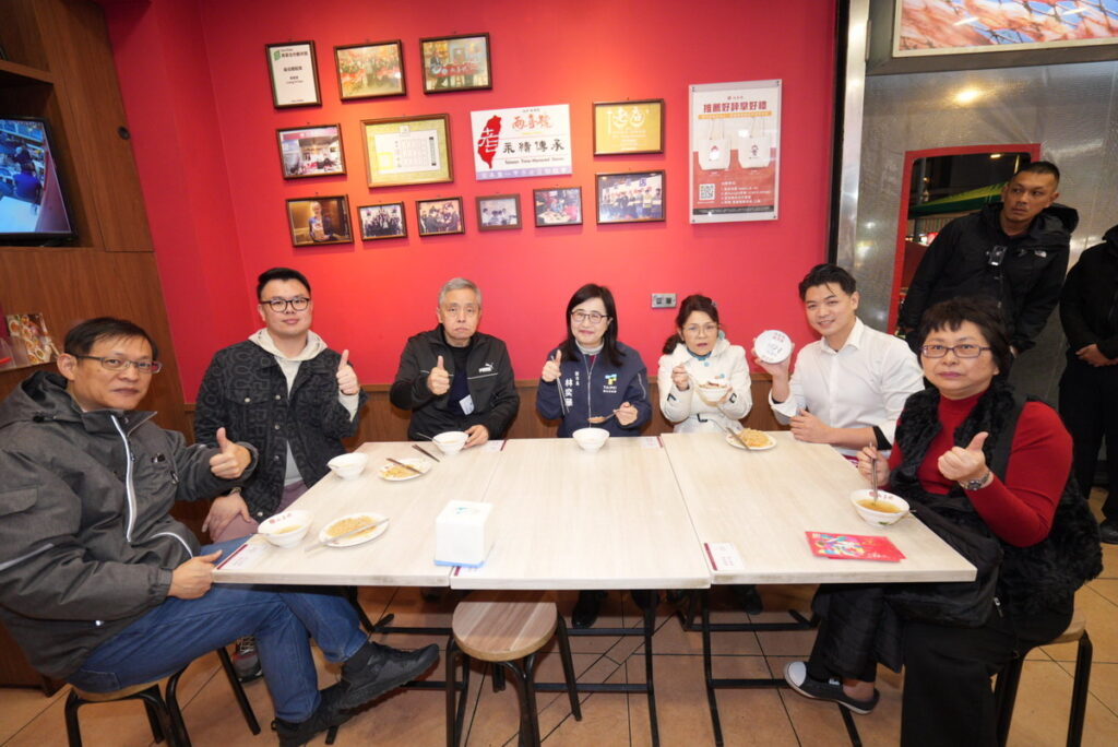 林奕華副市長到艋舺夜市商圈名店兩喜好品嚐古早味魷魚羹