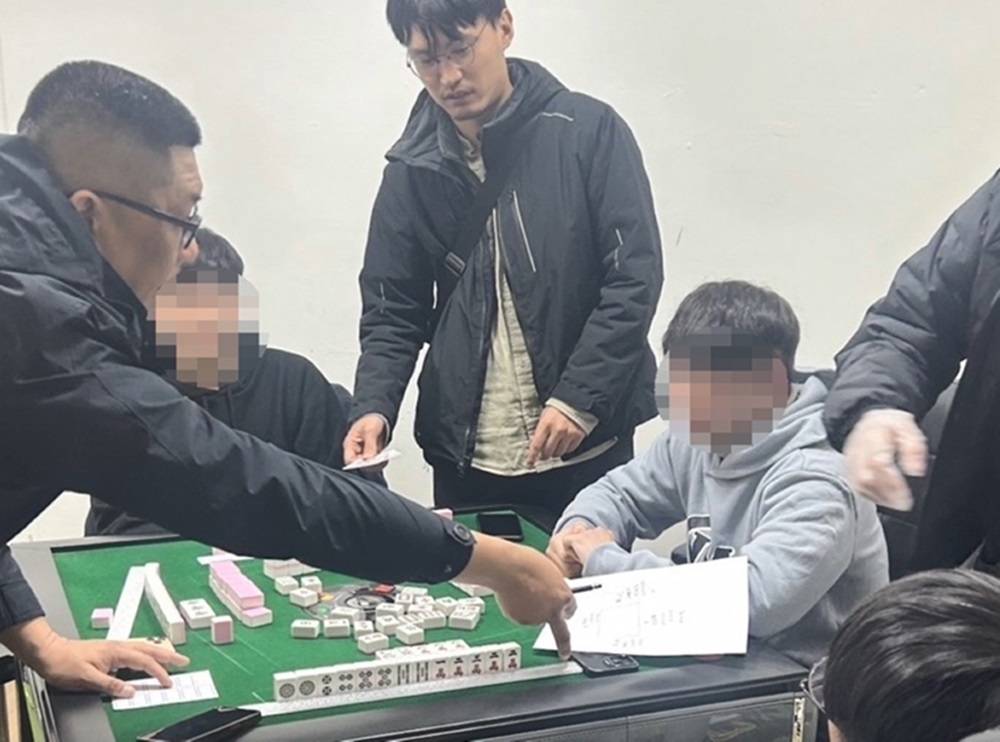 抽抽樂招攬賭客 內湖警破家庭式麻將賭場逮6人 293 cnews204250127a04