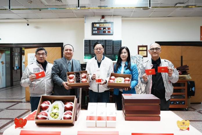 感謝醫護辛勞守護健康 張善政走訪8醫院致贈慰問品 78 S 758071306