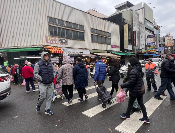 新明市場小年夜湧採買人潮 壢警加強交管維護民眾安全 63 S 11927659 scaled
