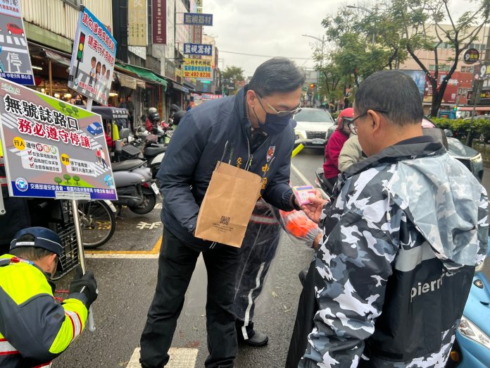 新明市場小年夜湧採買人潮 壢警加強交管維護民眾安全 64 S 11927661 scaled