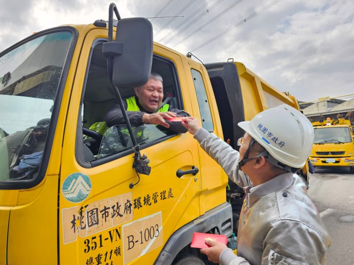 桃園清潔隊加班清運維護市容 蘇俊賓赴欣榮焚化爐發福袋 64 S 36675609 scaled
