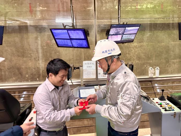 桃園清潔隊加班清運維護市容 蘇俊賓赴欣榮焚化爐發福袋 65 S 36675615 scaled