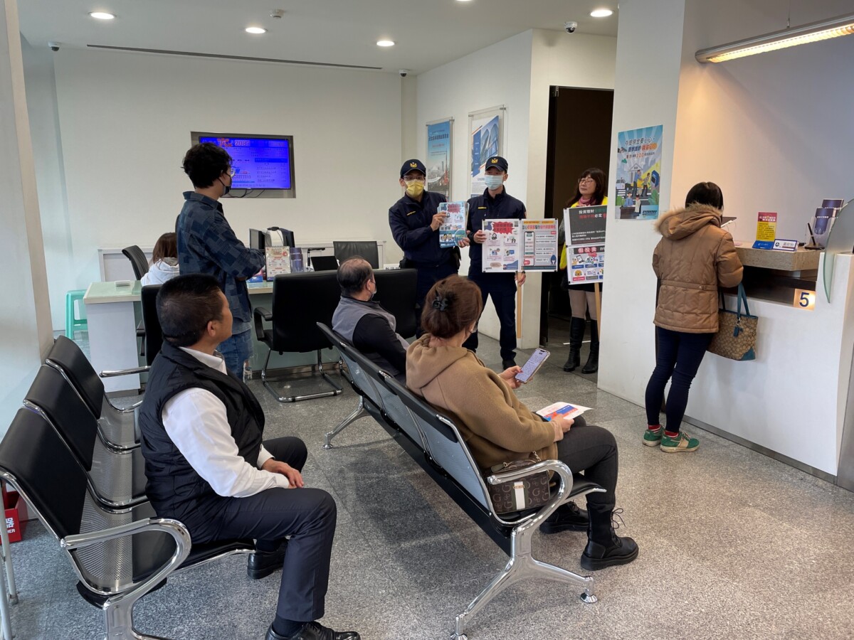 ▲春節期間警方提供護鈔服務,保障民眾存提款安全。