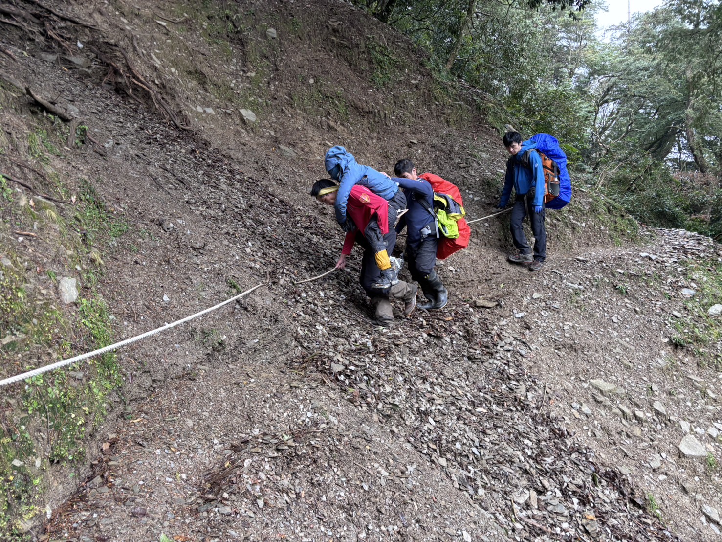 登山客於觀高坪右腳踝骨折 搜救人員輪流揹負下山送醫 - https://www.watchmedia01.com