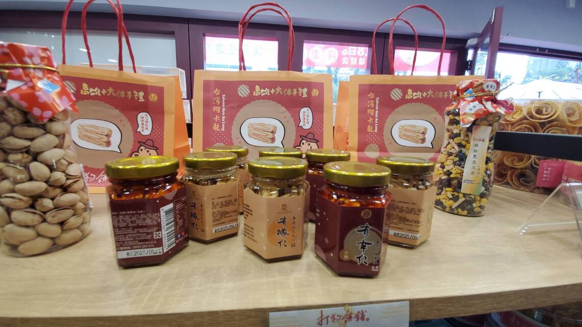 圖/用在地食材與意象包裝設計,打狗餅舖賣的不只是餅,還有創意與高雄在地文化。(記者陳雯萍攝)