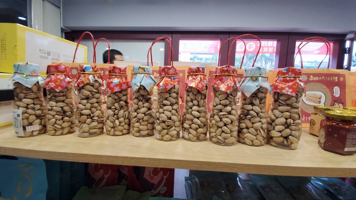 圖/用在地食材與意象包裝設計,打狗餅舖賣的不只是餅,還有創意與高雄在地文化。(記者陳雯萍攝)