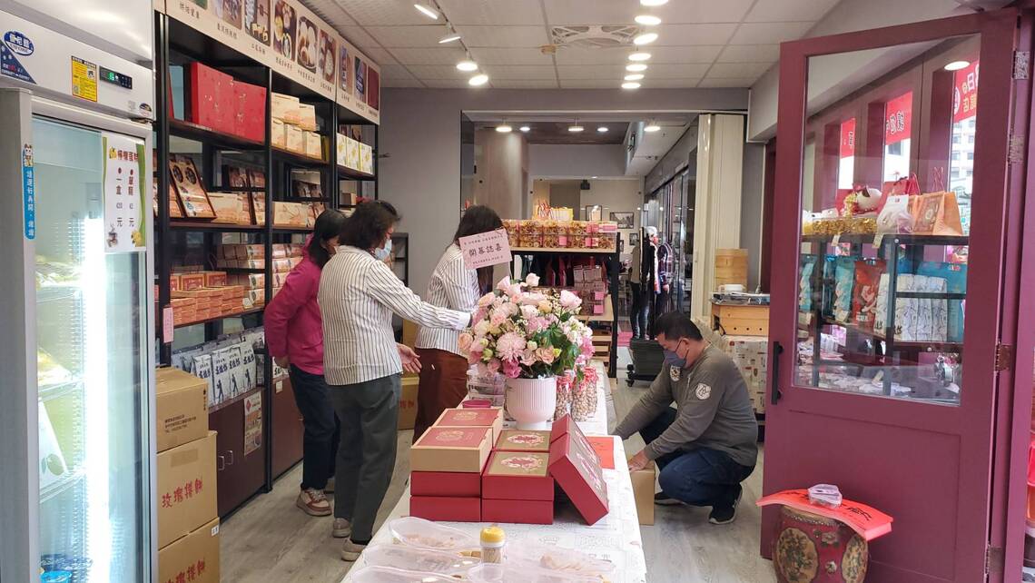 圖/用在地食材與意象包裝設計,打狗餅舖賣的不只是餅,還有創意與高雄在地文化。(記者陳雯萍攝)