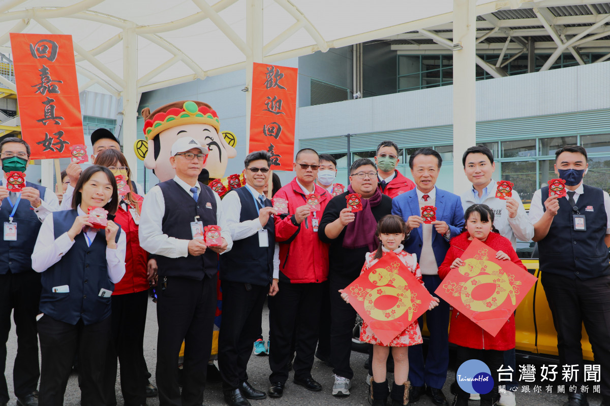 嘉義縣長翁章梁偕立委蔡易餘、陳冠廷率縣府團隊，在高鐵嘉義站發放蛇年新春紅包，迎接民眾回「嘉」／嘉義縣府提供