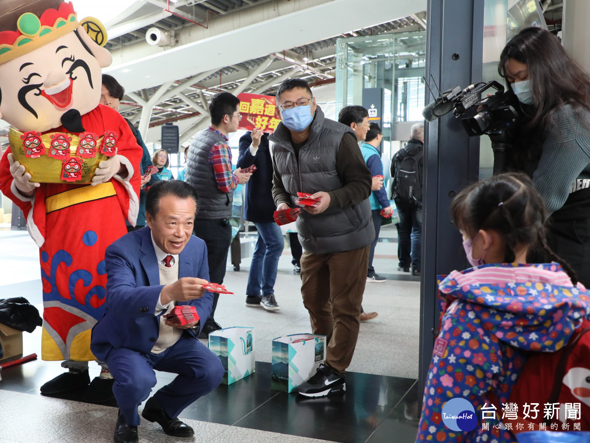 嘉義縣長翁章梁偕立委蔡易餘、陳冠廷率縣府團隊,在高鐵嘉義站發放蛇年新春紅包,迎接民眾回「嘉」/嘉義縣府提供