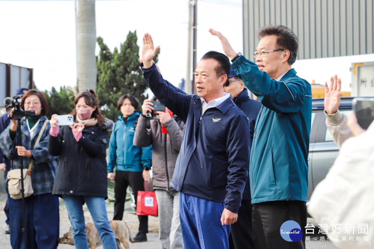 嘉義縣長翁章梁前往東石鄉公所清潔隊慰勞隊員，並頒發加菜金／嘉義縣府提供