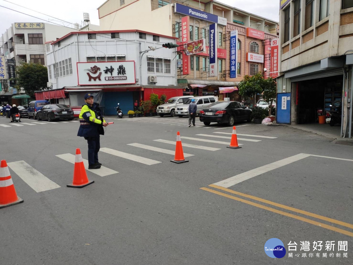 警方及時前往光復西路（公正一路至平和南路）及建興路（中山路至光明西路）進行交管，讓交通恢復正常，人車順利通行／警方提供