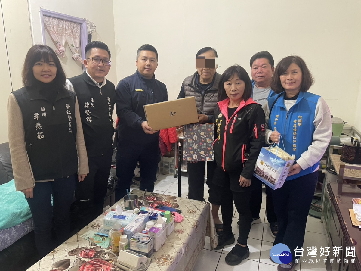 除夕春節寒冬送暖,壢警結合民力助弱勢。