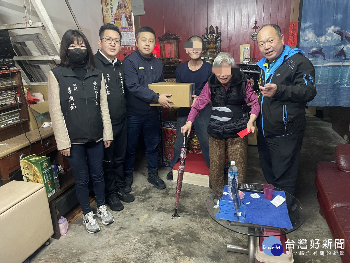 除夕春節寒冬送暖,壢警結合民力助弱勢。