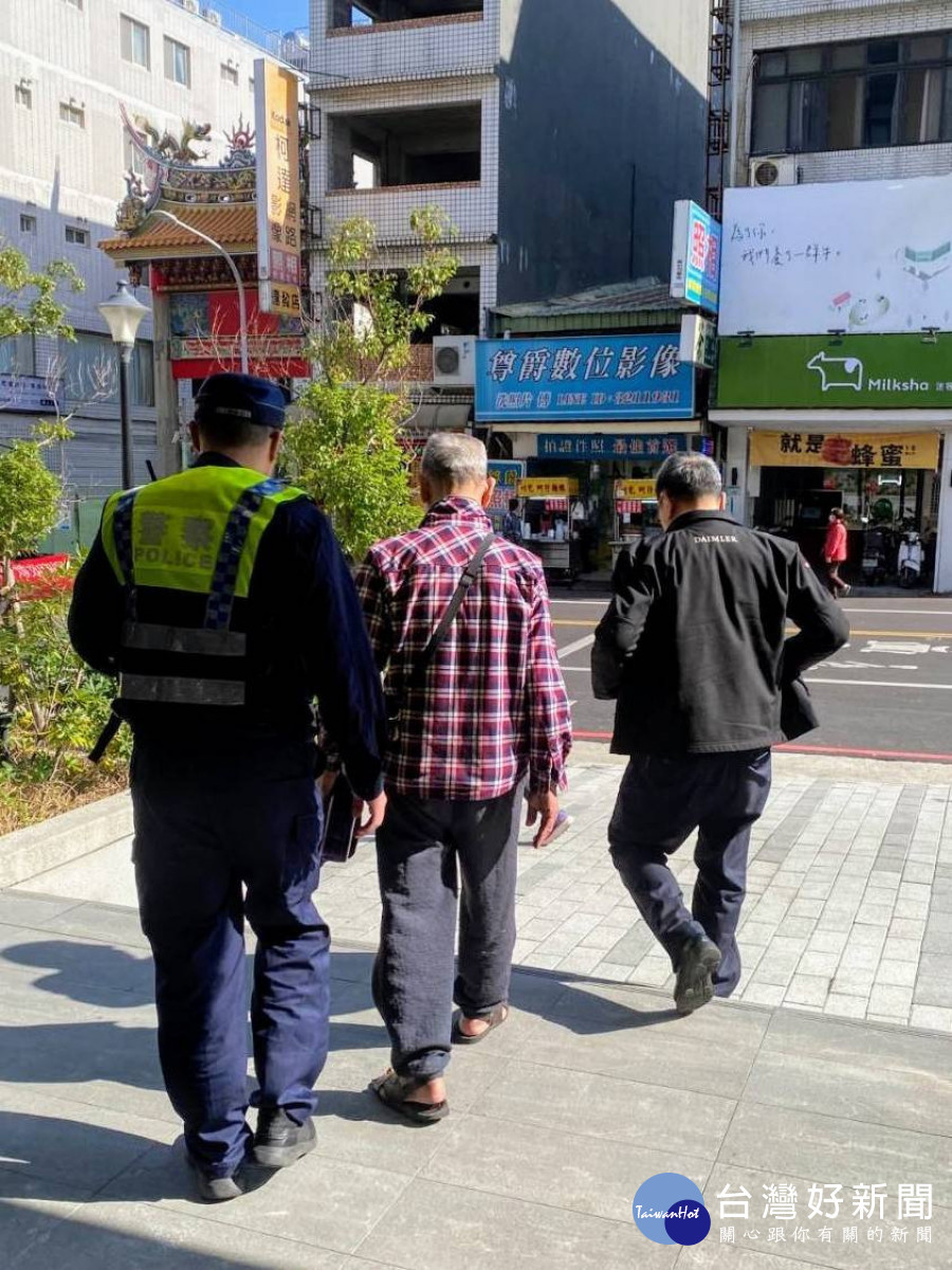 警方派員趕赴現場,協助老翁平安返家,避免意外發生。