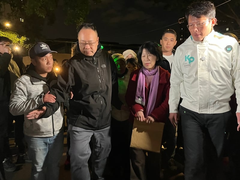 白鐵聯盟號召27日在台北看守所外聲援柯文哲,民眾黨代理黨主席黃國昌(前右)與柯文哲妻子陳佩琪(前右2)現身向支持者致意。中央社