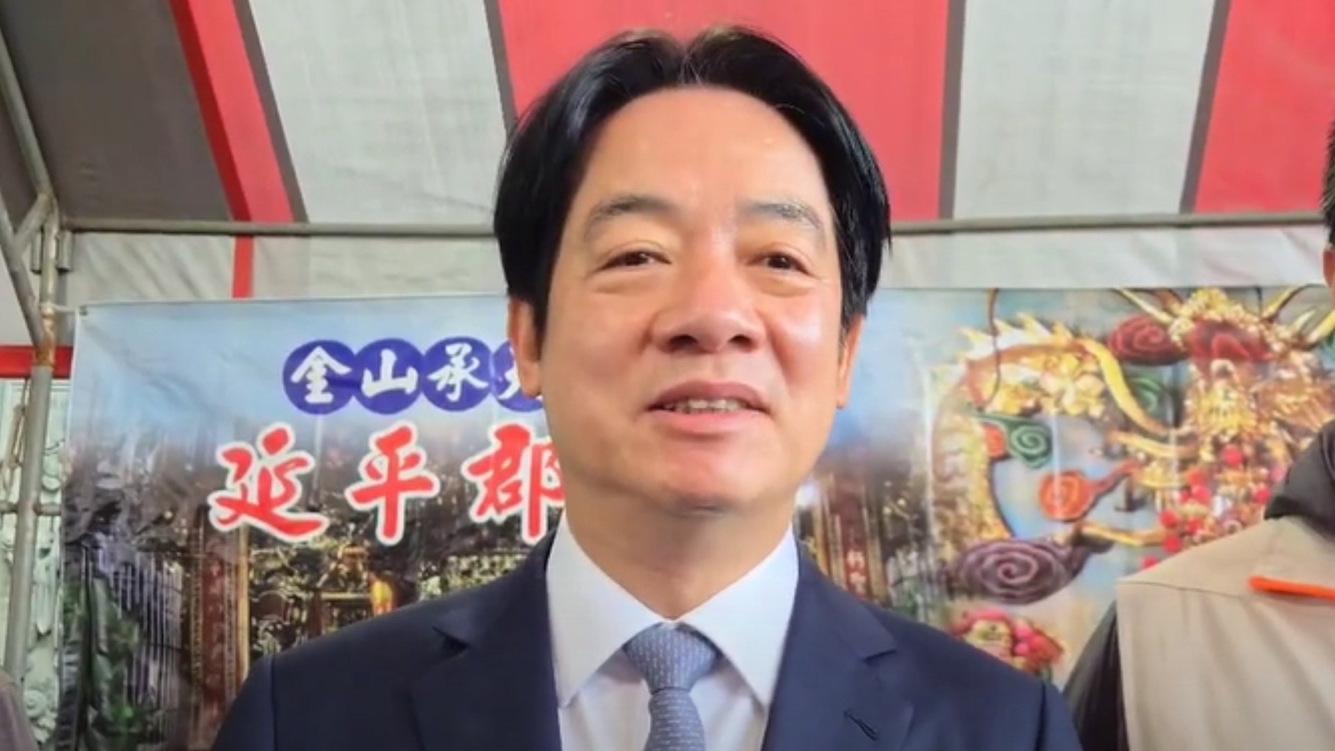 總統賴清德28日到金山廟宇參香祈福,接著回萬里老家向親戚拜年、發紅包、福袋。總統府提供
