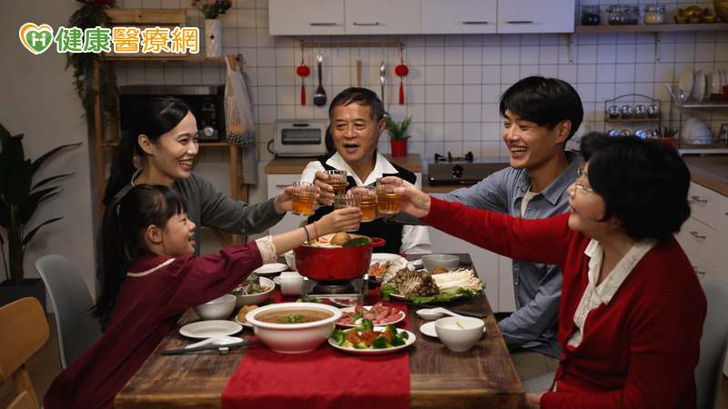 美食當前忍著不吃好痛苦!營養師:過年維持減脂計畫有撇步